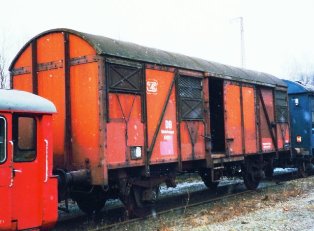 Geschlossener Güterwagen “250 123“ Gms-53 im März 1994 im BW Osnabrück