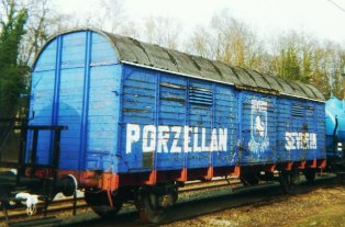 Geschlossener, großräumiger Güterwagen 12 244 Gl - Dresden im März 1997