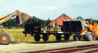 Ackermann Transportgerät, Umbau aus: Offener Güterwagen 651 037 O-01 im juli 1993 beim Transport (vor dem alten “Hyde Park”)